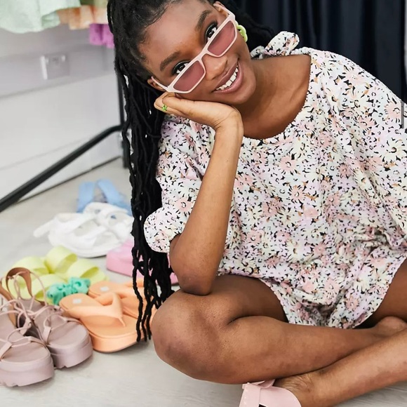 ASOS DESIGN high neck textured smock romper in smudge floral- Oversized - Picture 3 of 8